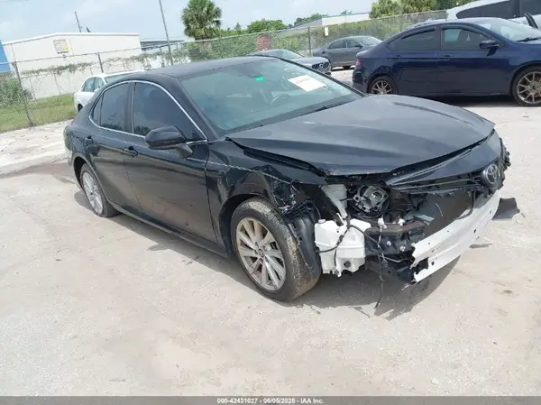 4T1C11AK9NU057342 2022 TOYOTA CAMRY - Image 1