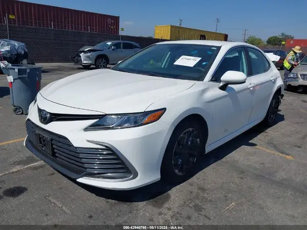 4T1C11AK9NU625492 2022 TOYOTA CAMRY - Image 2