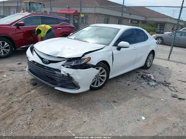 4T1C11AK9NU627811 2022 TOYOTA CAMRY - Image 2