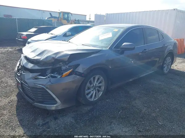 4T1C11AK9NU633799 2022 TOYOTA CAMRY - Image 2