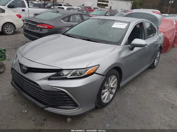4T1C11AK9NU635889 2022 TOYOTA CAMRY - Image 2