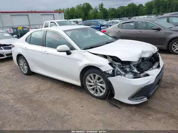 4T1C11AK9NU660145 2022 TOYOTA CAMRY - Image 1