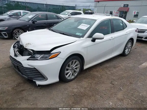 4T1C11AK9NU660145 2022 TOYOTA CAMRY - Image 2