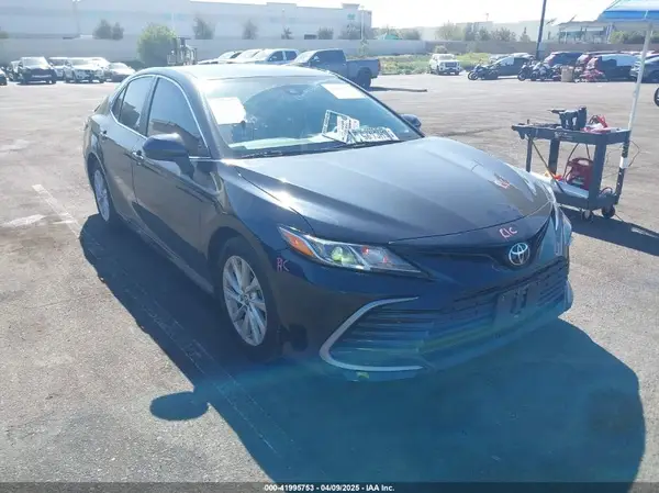 4T1C11AKXMU526906 2021 TOYOTA CAMRY - Image 1