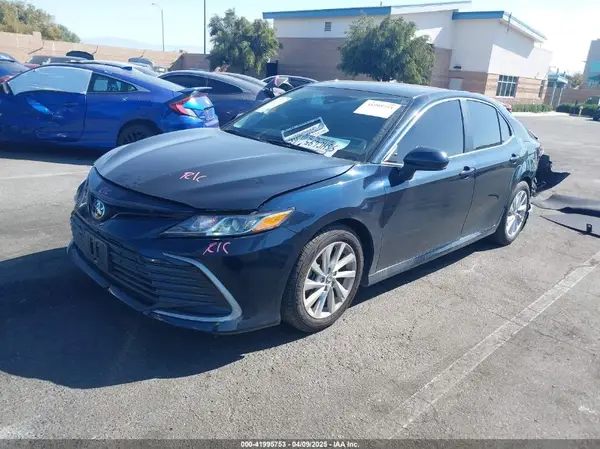 4T1C11AKXMU526906 2021 TOYOTA CAMRY - Image 2