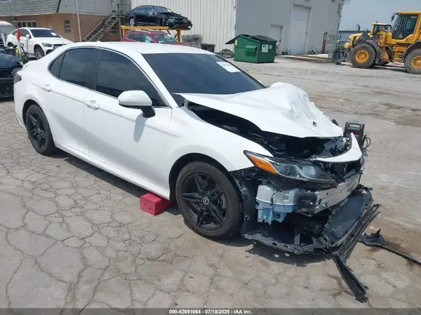 4T1C11AKXMU590945 2021 TOYOTA CAMRY - Image 1