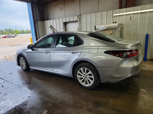 4T1C11AKXMU613673 2021 TOYOTA CAMRY - Image 2