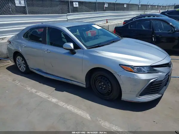 4T1C11AKXNU713211 2022 TOYOTA CAMRY - Image 1