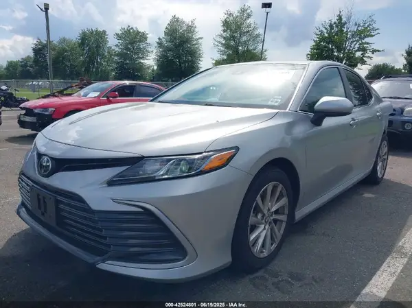 4T1C11BK1MU023781 2021 TOYOTA CAMRY - Image 2