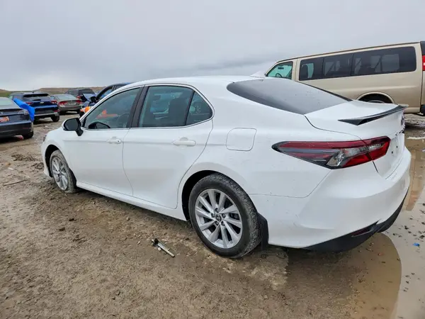 4T1C11BK1NU056832 2022 TOYOTA CAMRY - Image 2