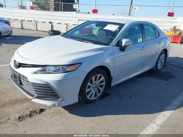 4T1C11BK1NU065045 2022 TOYOTA CAMRY - Image 2