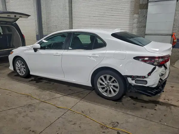 4T1C11BK2NU051686 2022 TOYOTA CAMRY - Image 2