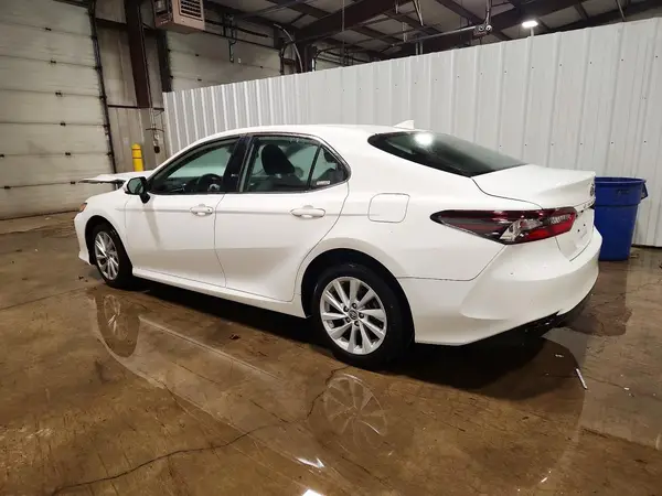 4T1C11BK4MU044818 2021 TOYOTA CAMRY - Image 2