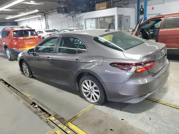 4T1C11BK5MU044570 2021 TOYOTA CAMRY - Image 2
