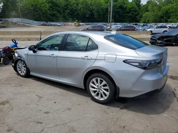 4T1C11BK5NU055795 2022 TOYOTA CAMRY - Image 2