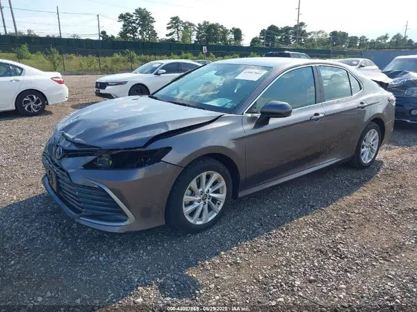4T1C11BK5NU067560 2022 TOYOTA CAMRY - Image 2