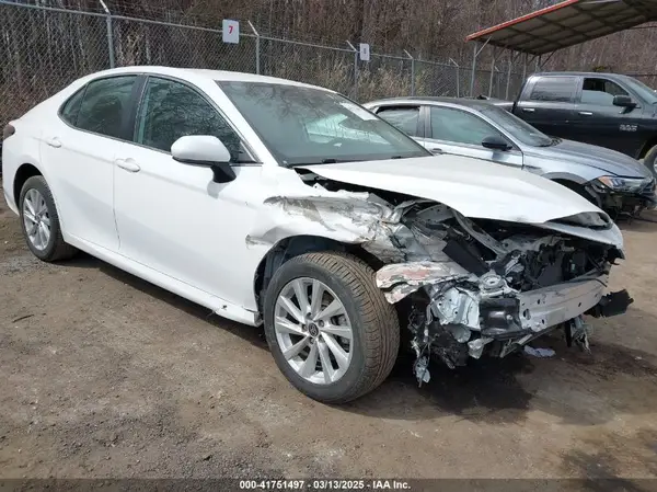 4T1C11BK6NU055059 2022 TOYOTA CAMRY - Image 1