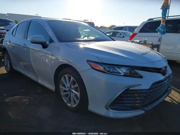 4T1C11BK6NU061704 2022 TOYOTA CAMRY - Image 1