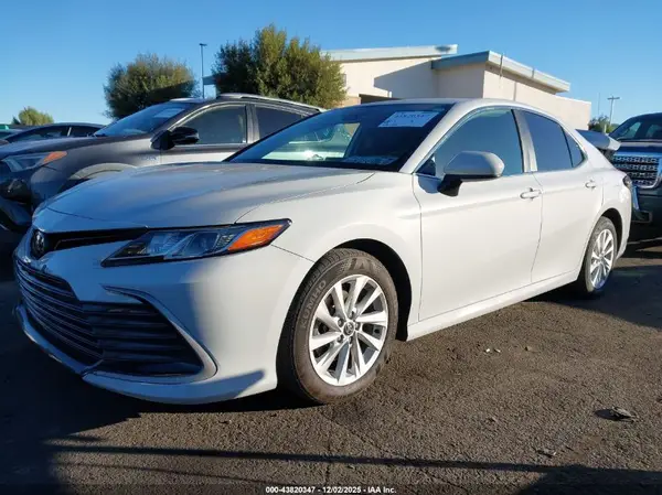 4T1C11BK6NU061704 2022 TOYOTA CAMRY - Image 2