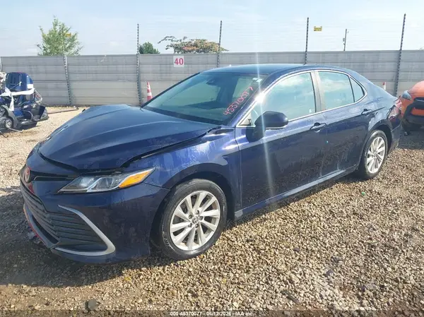 4T1C11BK7MU021274 2021 TOYOTA CAMRY - Image 2