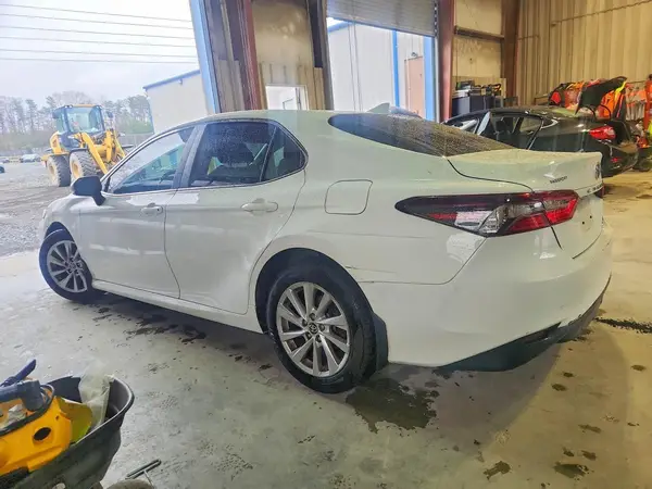 4T1C11BK7MU023638 2021 TOYOTA CAMRY - Image 2