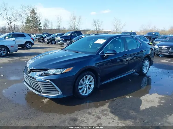 4T1C11BK9MU038805 2021 TOYOTA CAMRY - Image 2