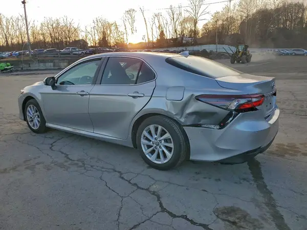 4T1C11BK9NU056447 2022 TOYOTA CAMRY - Image 2