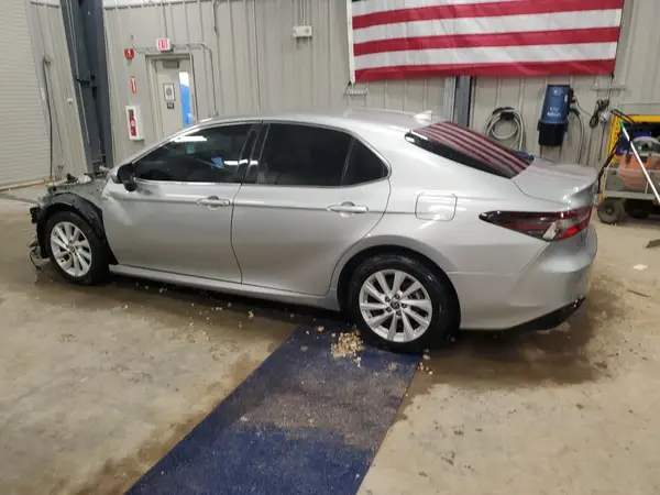 4T1C11BK9NU063107 2022 TOYOTA CAMRY - Image 2