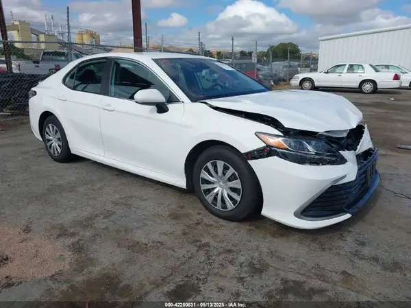 4T1C31AK2NU571656 2022 TOYOTA CAMRY - Image 1