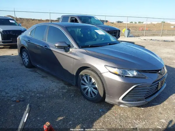 4T1C31AK2NU589817 2022 TOYOTA CAMRY - Image 1