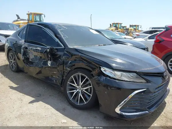4T1F11AK0MU446852 2021 TOYOTA CAMRY - Image 1