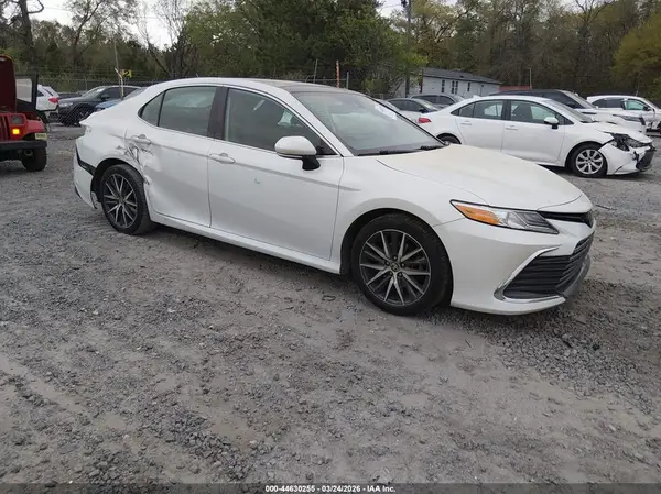 4T1F11AK0NU031757 2022 TOYOTA CAMRY - Image 1