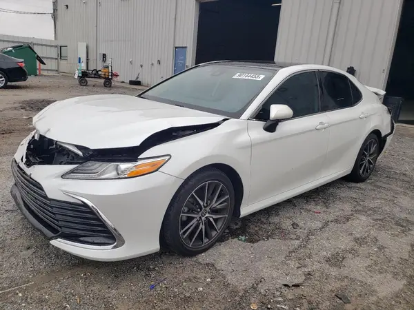 4T1F11AK1MU461070 2021 TOYOTA CAMRY - Image 1