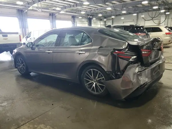 4T1F11AK1NU002025 2022 TOYOTA CAMRY - Image 2
