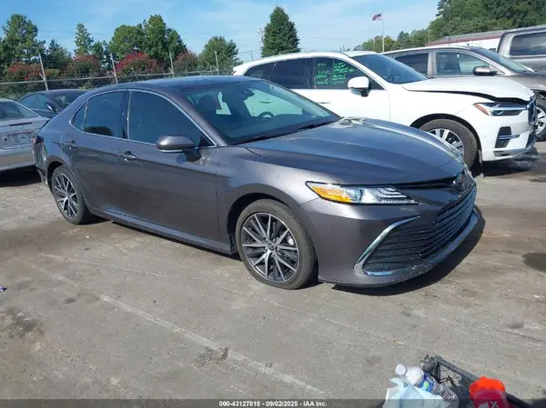 4T1F11AK1NU033226 2022 TOYOTA CAMRY - Image 1