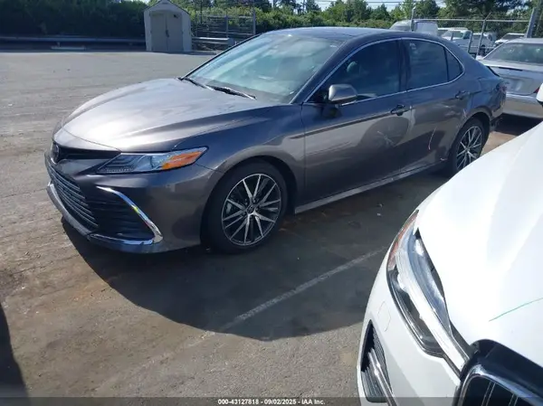 4T1F11AK1NU033226 2022 TOYOTA CAMRY - Image 2