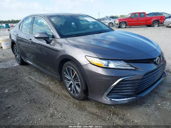 4T1F11AK2NU030044 2022 TOYOTA CAMRY - Image 1