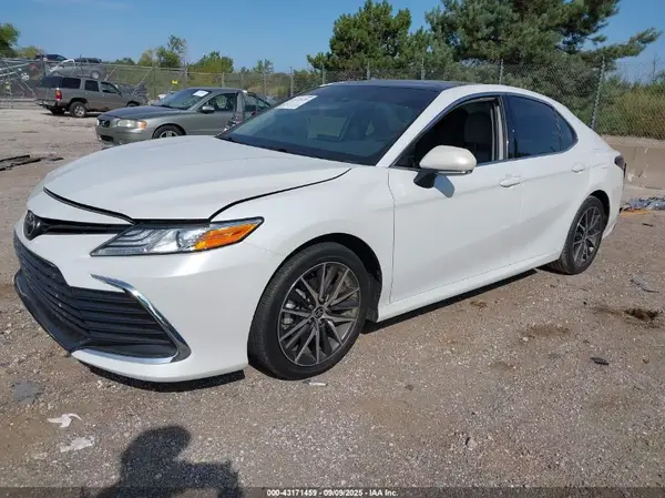 4T1F11AK4MU557226 2021 TOYOTA CAMRY - Image 2