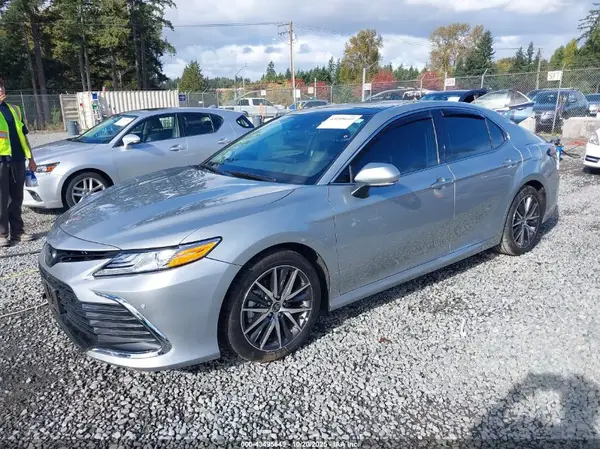 4T1F11AK5NU027557 2022 TOYOTA CAMRY - Image 2