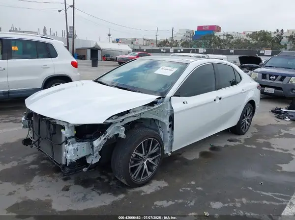 4T1F11AK6NU044951 2022 TOYOTA CAMRY - Image 2