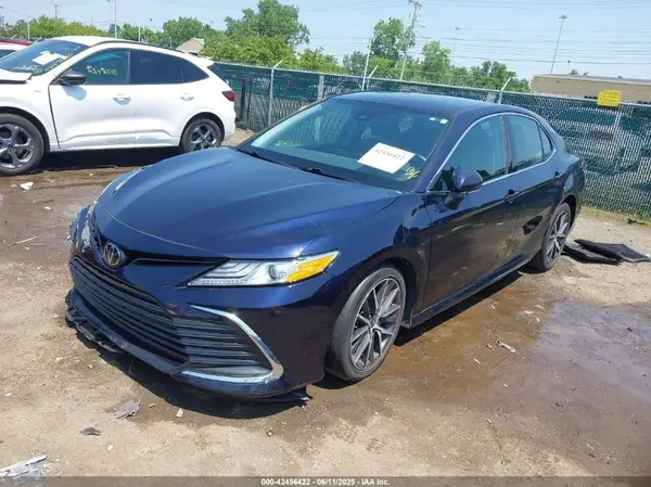 4T1F11AK7MU443771 2021 TOYOTA CAMRY - Image 2