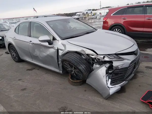 4T1F11AK7NU068868 2022 TOYOTA CAMRY - Image 1