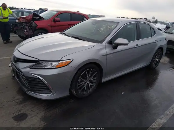 4T1F11AK7NU068868 2022 TOYOTA CAMRY - Image 2