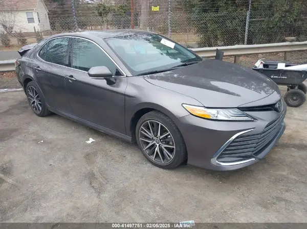 4T1F11AK8NU062593 2022 TOYOTA CAMRY - Image 1