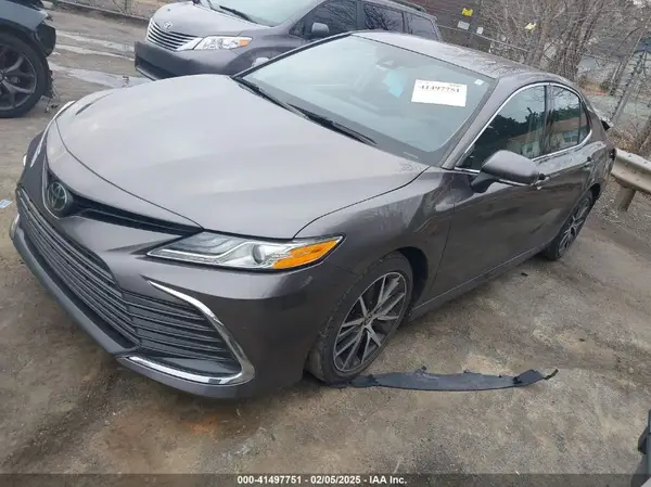 4T1F11AK8NU062593 2022 TOYOTA CAMRY - Image 2