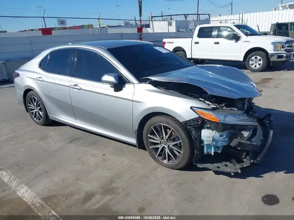 4T1F11AKXNU014920 2022 TOYOTA CAMRY - Image 1