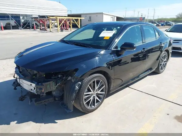 4T1F11AKXNU025772 2022 TOYOTA CAMRY - Image 2