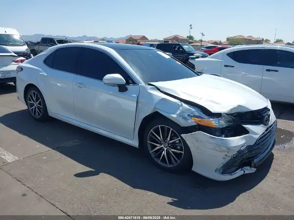 4T1F11AKXPU758648 2023 TOYOTA CAMRY - Image 1