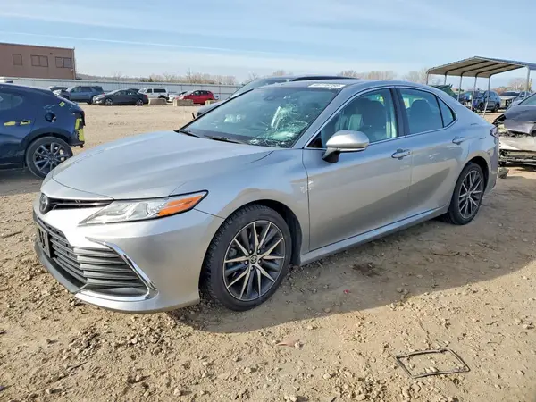 4T1F11BK1NU051918 2022 TOYOTA CAMRY - Image 1
