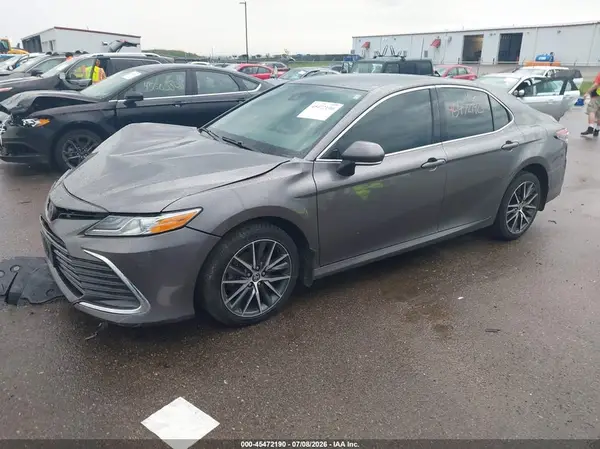 4T1F11BK1NU070243 2022 TOYOTA CAMRY - Image 2